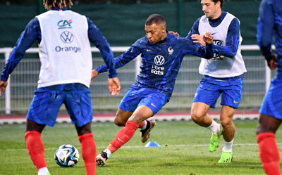 法国国家队训练场景 - 姆巴佩带球突破